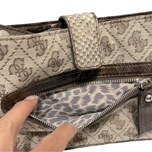 Guess Iconic Women’s Logo Clutch Wristlet - Picture 9 of 11